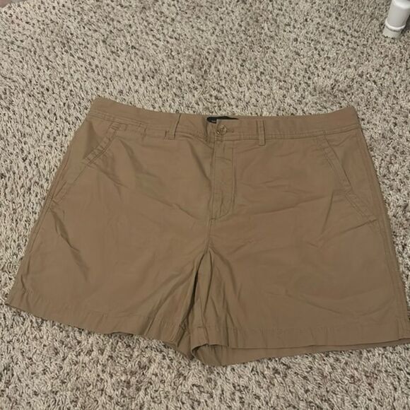 Banana Republic women’s  14 khaki shorts   B - Picture 1 of 7